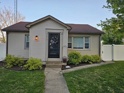 Quiet 2bd 1ba ranch with off street parkingWalking distance to downtown/beach.