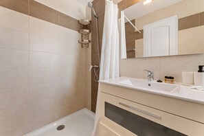 Chuveiro, secador de cabelo, toalhas de banho 