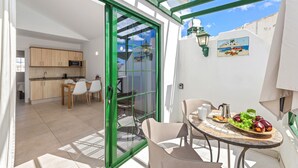 Une cuisine moderne avec des meubles en bois et un coin repas comprenant une table et des chaises.