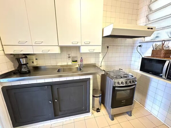 Frigorifero, microonde, forno, piano cottura