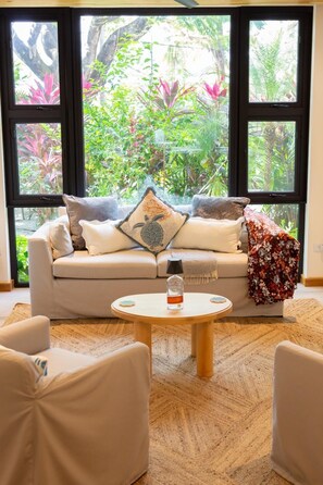 Smart TV, books, stereo