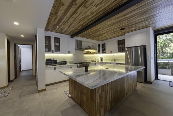 Een koelkast, een magnetron, een oven, een kookplaat