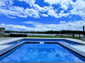 A heated pool - NEW Serene Lakefront Lake Anna, Beach, Dock, Pool (Louisa County)