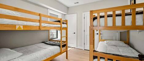 8 chambres, bureau, fer et planche à repasser, lit parapluie