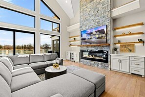 Smart TV, fireplace, DVD player, foosball - NEW Serene Lakefront Lake Anna, Beach, Dock, Pool (Louisa County)