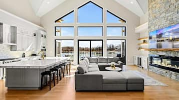 TV connectée, cheminée, lecteur de DVD, baby-foot