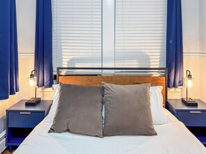4 quartos, ferros/tábuas de passar roupa, roupa de cama