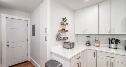 Cool 4BR Condo, Close 2 City, NEWLY RENOVATED