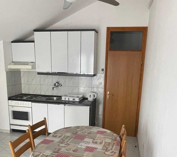 Fridge, oven, stovetop, cookware/dishes/utensils