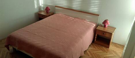 2 عدّة غرف نوم وواي فاي مجانًا وملاءات أسرّة