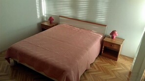 2 bedrooms, free WiFi, bed sheets - Beach Front Apartment With Spectacular Sea View B (Šibenik)