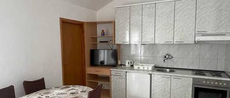 Frigorifero, forno, piano cottura, pentole/stoviglie/utensili