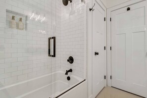 Een douche, een haardroger, handdoeken