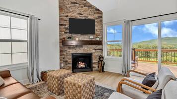 Een televisie en een open haard