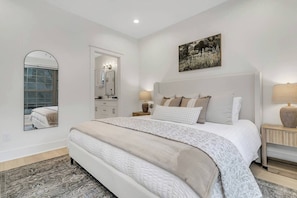 3 bedrooms, iron/ironing board, travel cot, WiFi - Black Mountain Getaway w/ Views (Black Mountain)