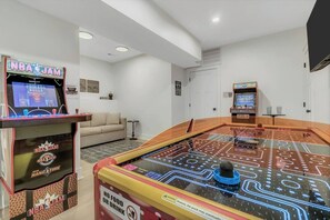 Games room - Black Mountain Getaway w/ Views (Black Mountain)