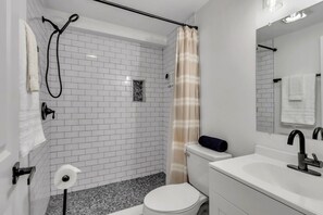 Haartrockner, Handtücher, Seife, Toilettenpapier