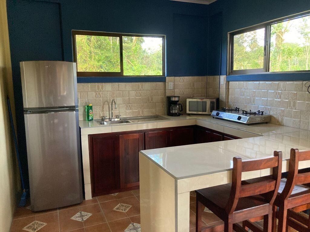 Refrigerador, microondas, parrilla de estufa y cafetera y tetera 