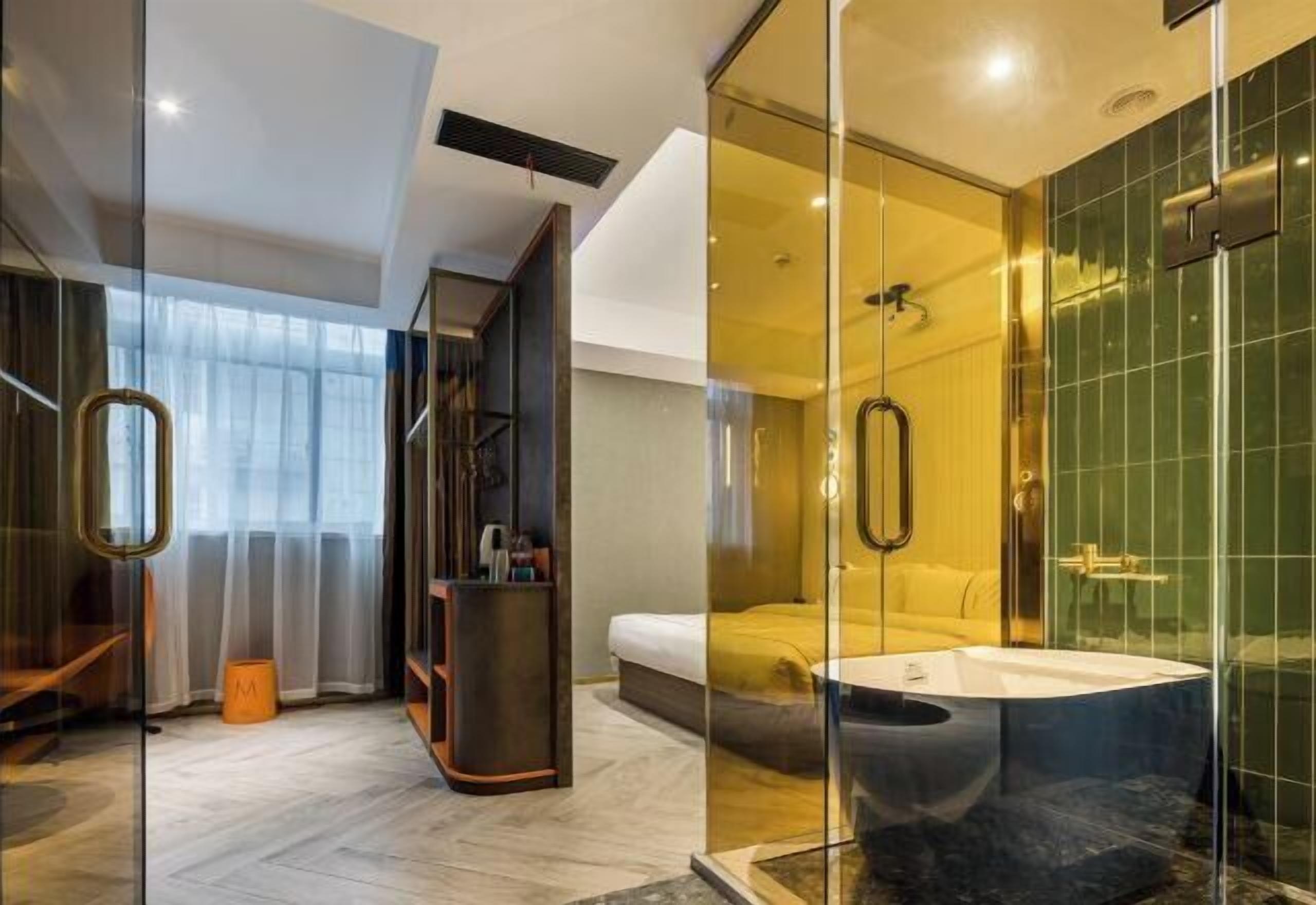 Un baño moderno con cabina de ducha de vidrio, bañera y tocador con espejo.