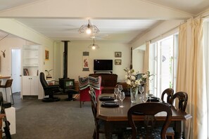 Dining - Rustic Rural Retreat - Havelock North (Havelock North)