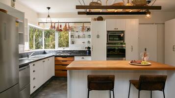 Microondas, horno, placa de cocina, lavavajillas