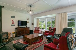 TV, fireplace - Rustic Rural Retreat - Havelock North (Havelock North)