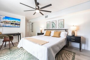 5 quartos, escrivaninha, ferros/tábuas de passar roupa, berço de viagem