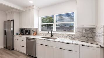 Réfrigérateur, micro-ondes, four, plaque de cuisson