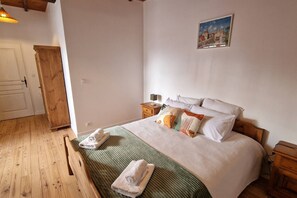 2 quartos, ferros/tábuas de passar roupa, acesso à internet