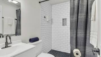 Séchoir à cheveux, serviettes fournies, savon, papier de toilette