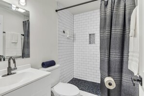 Haartrockner, Handtücher, Seife, Toilettenpapier