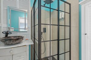 Shower, towels, soap, toilet paper - Welcome to the Robin's Nest! (Panama City Beach)