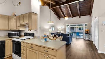 Condo, várias camas (Chateau La Mer #7D) | Cozinha privada | Fogão, torradeira