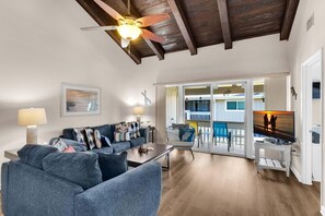 Condo, varias camas (Chateau La Mer #7D) | Área de sala de estar