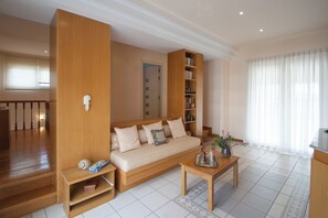 Appartement, 3 slaapkamers, gedeeltelijk uitzicht op zee | Woonruimte | Een 31-inch smart-tv met digitale zenders en een kantoor