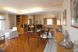 Apartment, 3 Bedrooms, Partial Sea View | Dihias secara berasingan, dilengkapkan perabot secara berasingan, meja 