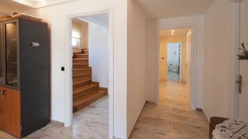 Apartamento, sacada, vista para o jardim | Área de estar | Smart TV 31 polegadas com canais digitais, escritórios