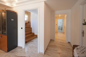 Apartamento, sacada, vista para o jardim | Área de estar | Smart TV 31 polegadas com canais digitais, escritórios