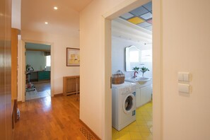 Apartamento, 3 quartos, vista parcial para o mar | Área de estar | Smart TV 31 polegadas com canais digitais, escritórios