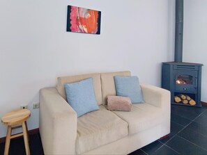 Fernseher, Kamin, Tischfußball, Tischtennisplatte