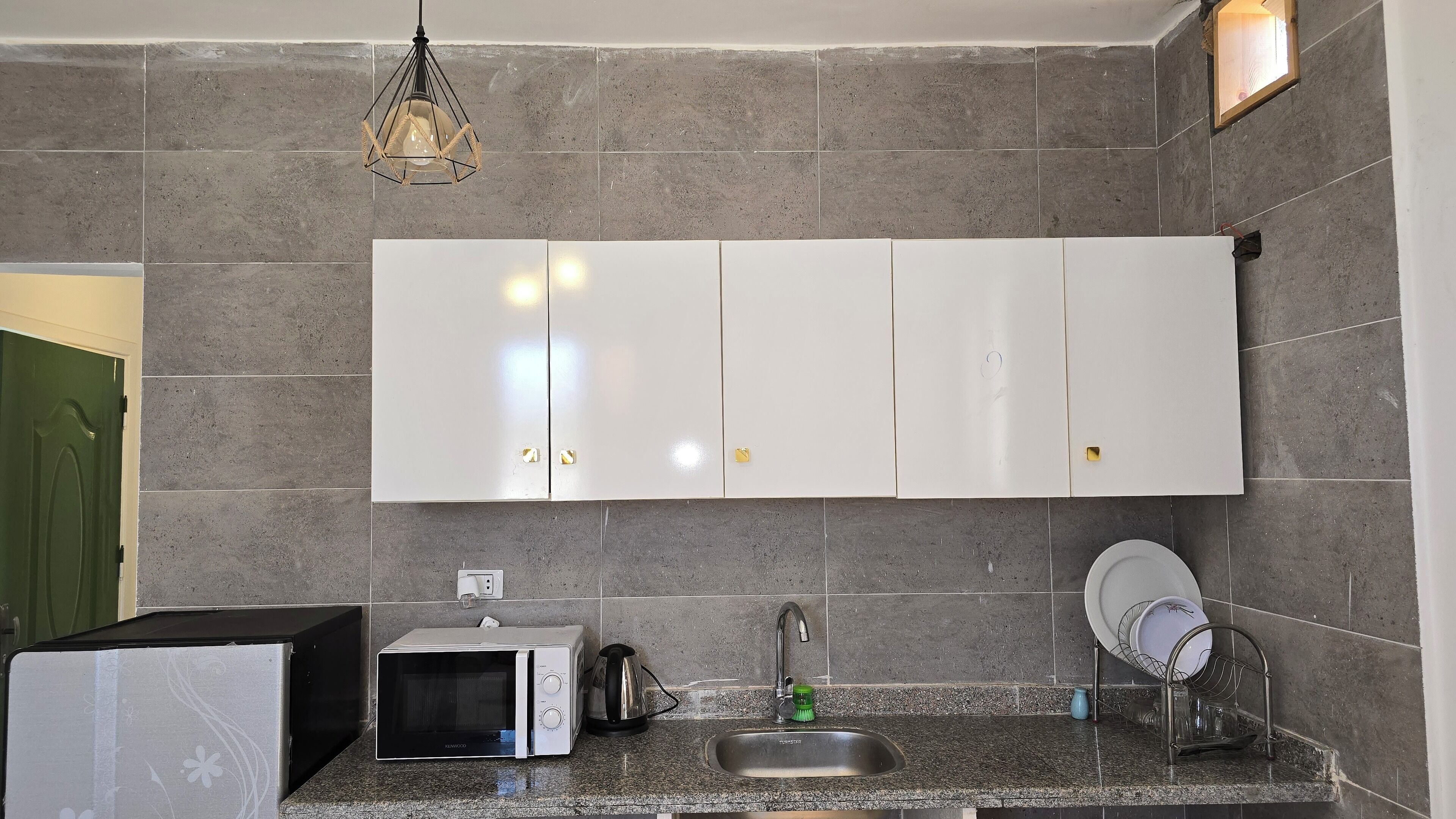 ثلاجة، ميكروويف، موقد طهي مسطح، مستلزمات طهي/أطباق/أوعية