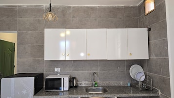 Refrigerador, microondas, placa de cocina, utensilios de cocina