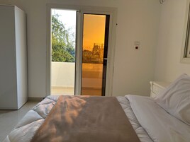 Escritorio y espacio para trabajar con laptop