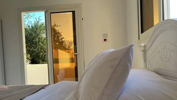 Comfort-studiolejlighed - terrasse | Skrivebord, arbejdsområde til bærbare computere, lydisolering