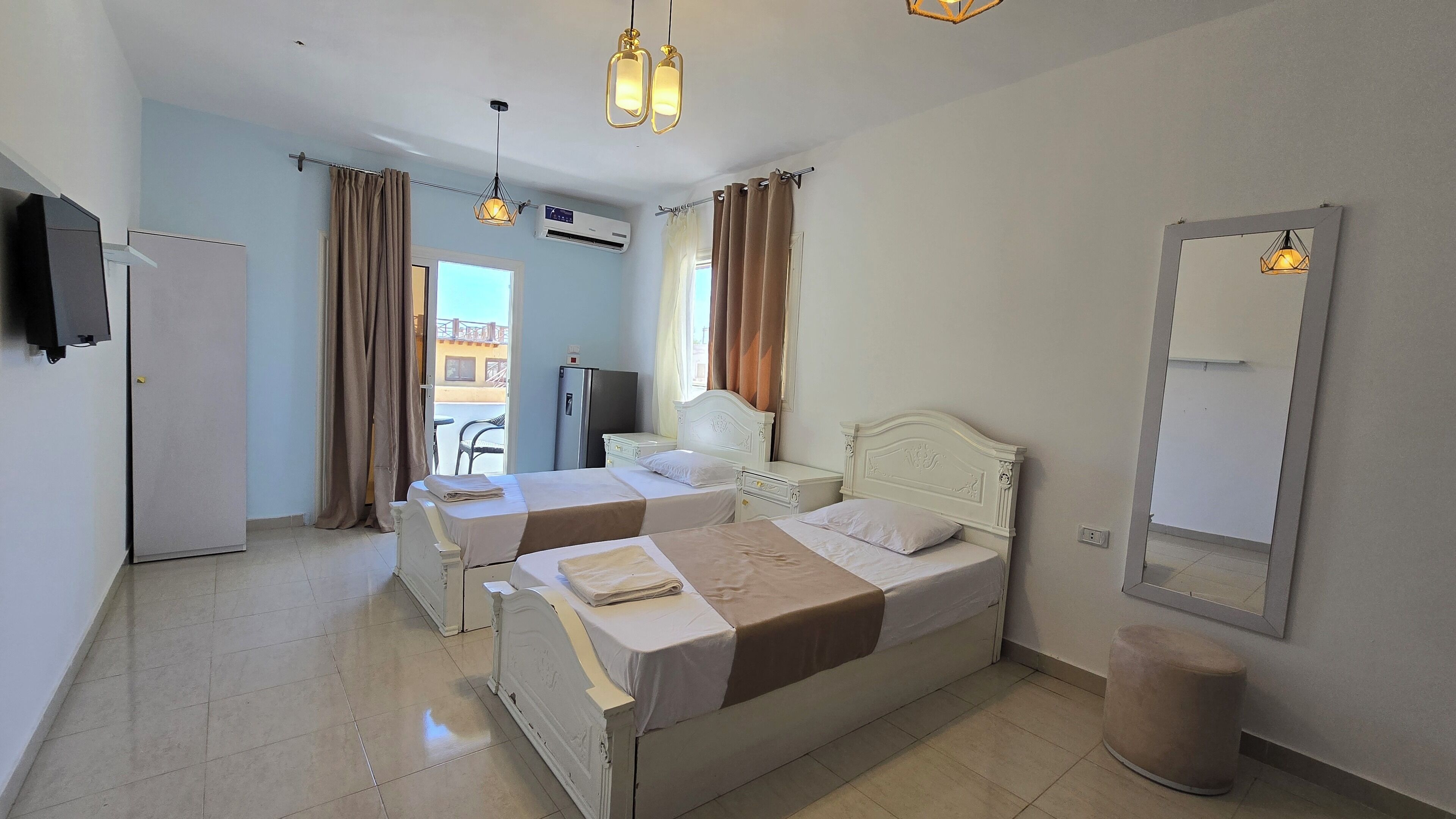 مكتب ومساحة عمل للكمبيوتر المحمول وتجهيزات عازلة للصوت وواي فاي مجانًا