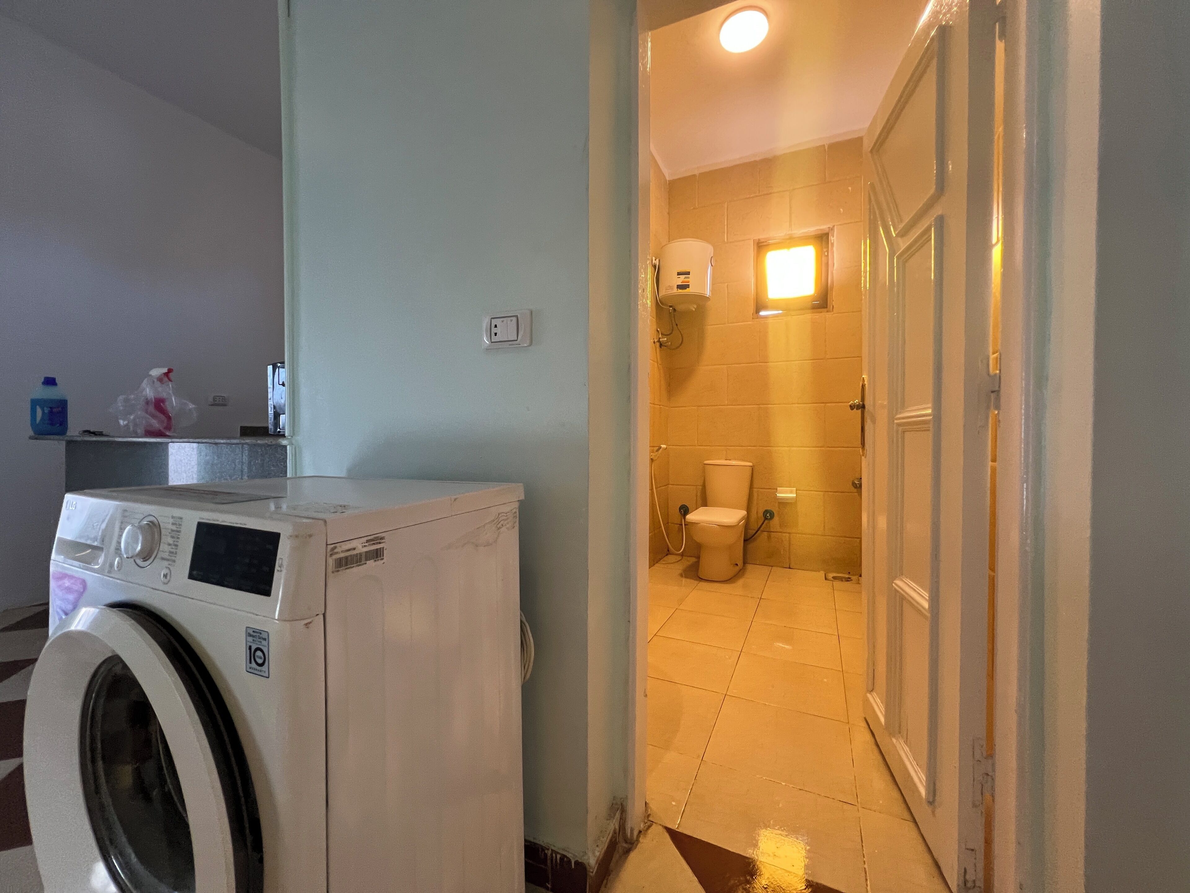 Comfort Studio, Courtyard View | Bathroom | Deep soaking tub, rainfall showerhead, hair dryer, towels