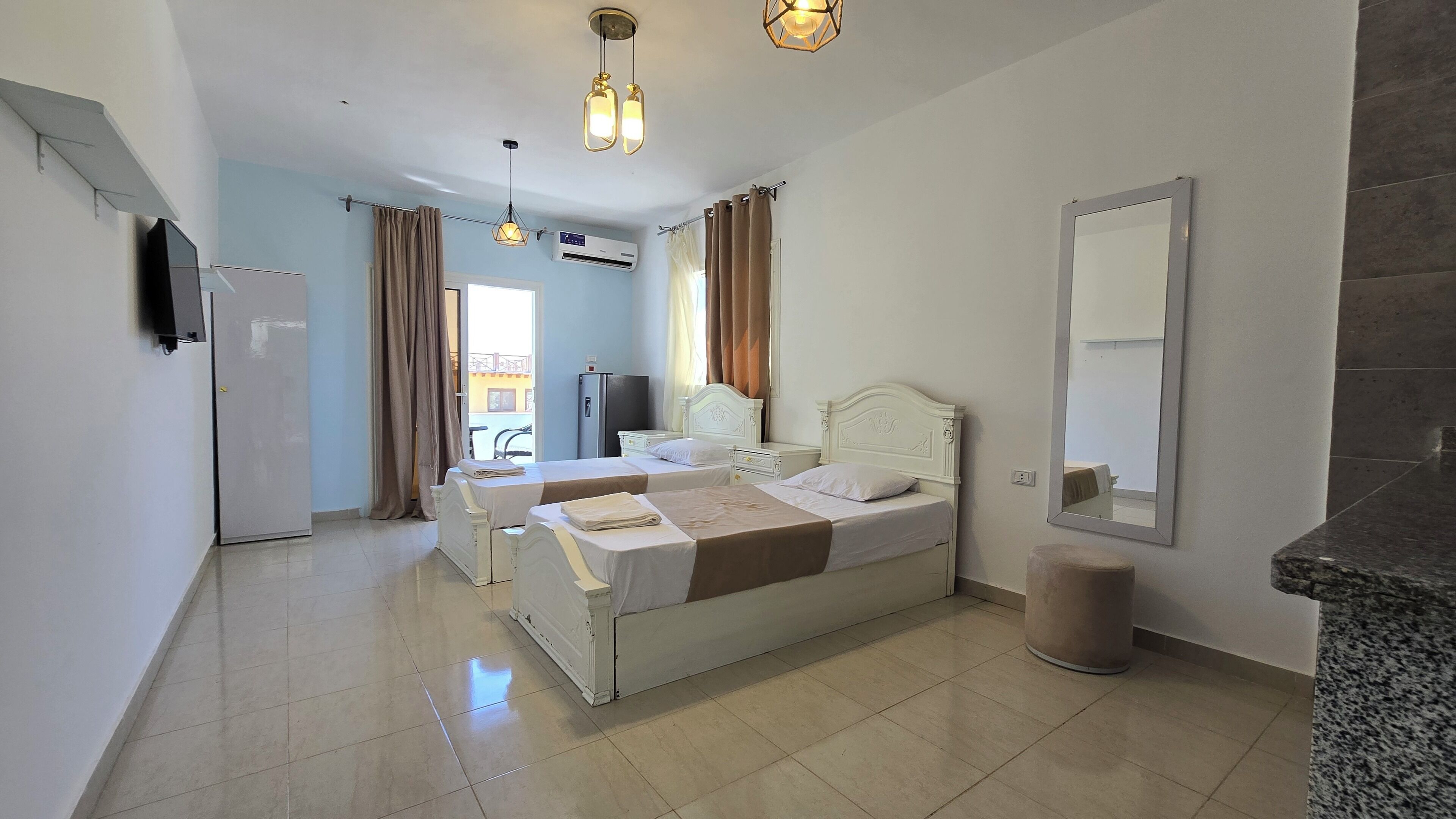 مكتب ومساحة عمل للكمبيوتر المحمول وتجهيزات عازلة للصوت وواي فاي مجانًا