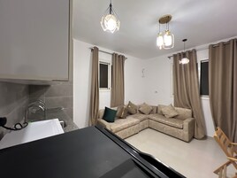 Refrigerador, microondas, placa de cocina, utensilios de cocina