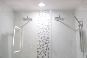 Regadera, toallas, jabón, papel de baño 