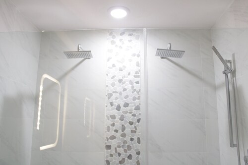 The Urban Oasis 2BR 2BTH with Balcolny